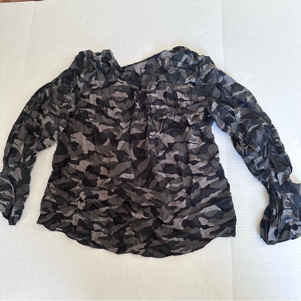Joie Womens Grey Camo Print Viscose Blouse Bell Sleeve V-Neck Top Size M - Picture 7 of 7